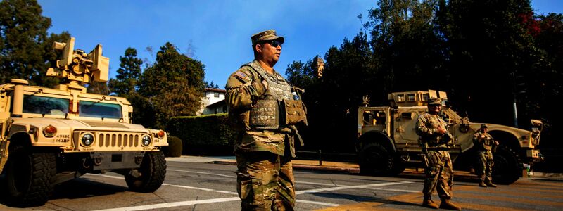 Mitglieder der Nationalgarde besetzen während des Palisades-Brandes einen Kontrollpunkt im Stadtteil Brentwood in Los Angeles. - Foto: Jill Connelly/ZUMA Press Wire/dpa