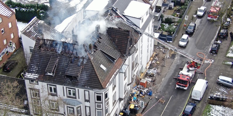 FW-BO: Update Dachstuhlbrand in Gerthe - Foto: presseportal.de