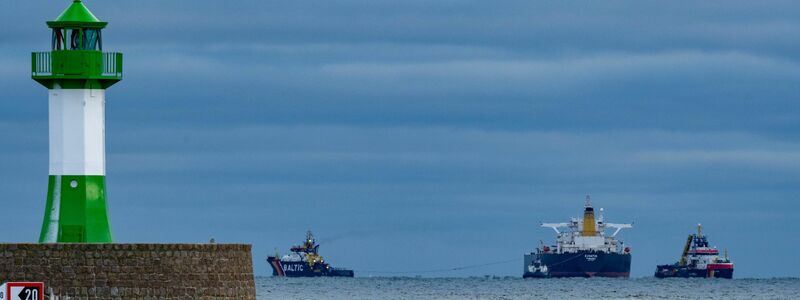 Das Schiff ist mit rund 99.000 Tonnen Öl beladen. - Foto: Stefan Sauer/dpa