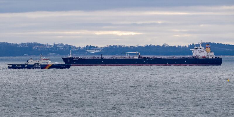Die 24 Besatzungsmitglieder des Tankers „Eventin“ werden nach Angaben des Wasserstraßen- und Schifffahrtsamts Ostsee versorgt. - Foto: Stefan Sauer/dpa