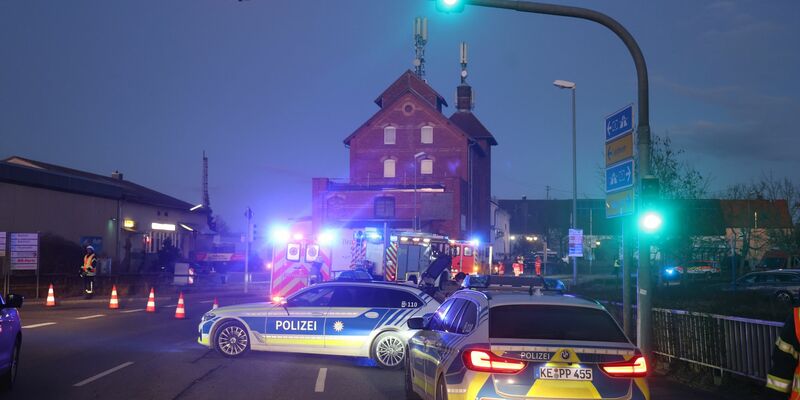 In Nersingen erfasst ein Auto drei Menschen. Ein Notarzt wird mit dem Hubschrauber zum Einsatzort gebracht. - Foto: Ralf Zwiebler/dpa