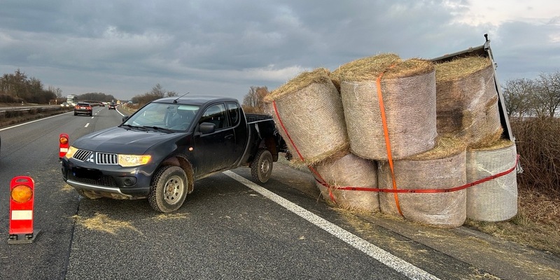 POL-PDLD: Heuballen auf Abwegen nach Verkehrsunfall - Foto: presseportal.de