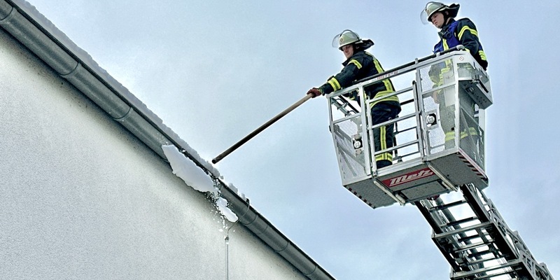 FFW Schwalmtal: Gefahrenabwehr durch Feuerwehr: Löschzug Waldniel entfernt gefährliche Schnee- und Eismassen - Foto: presseportal.de