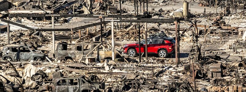 Die Feuer in Los Angeles sind trotz aller Bemühungen der Feuerwehrleute nicht unter Kontrolle.  - Foto: Noah Berger/AP/dpa