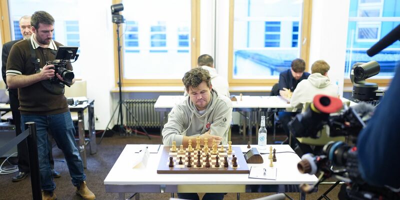 Magnus Carlsen saß am Wochenende zweimal für den FC St. Pauli am Brett. - Foto: Marcus Brandt/dpa