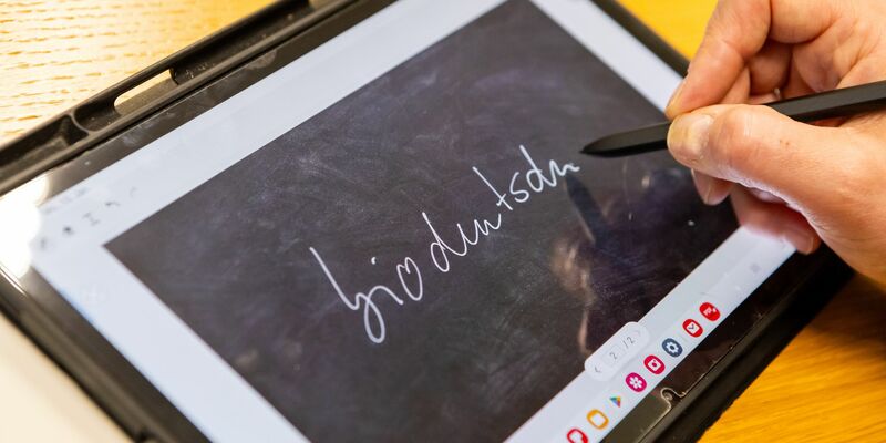 Constanze Spieß, Sprecherin der Unwort-Jury, verkündet die Entscheidung. - Foto: Christian Lademann/dpa