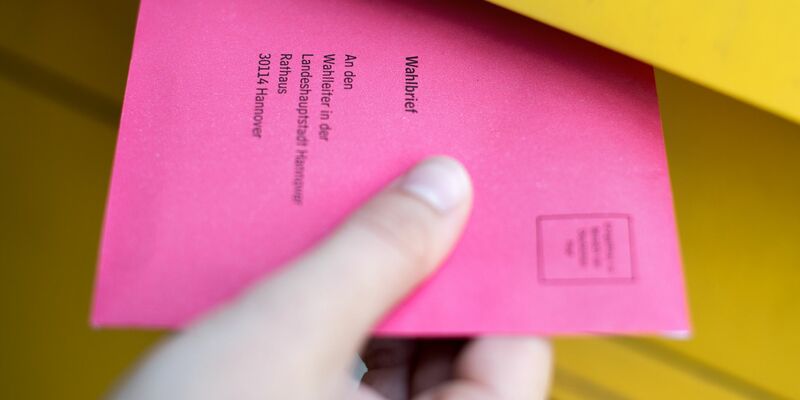 Der Wahlbrief mit dem ausgefüllten Stimmzettel muss spätestens am Wahlsonntag um 18.00 Uhr am Ziel sein (Archiv-Foto). - Foto: Hauke-Christian Dittrich/dpa/dpa-tmn