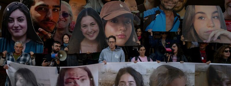 Angehörige der israelischen Geiseln und Unterstützer demonstrieren immer wieder für die Freilassung der Verschleppten. (Archivbild) - Foto: Ohad Zwigenberg/AP/dpa