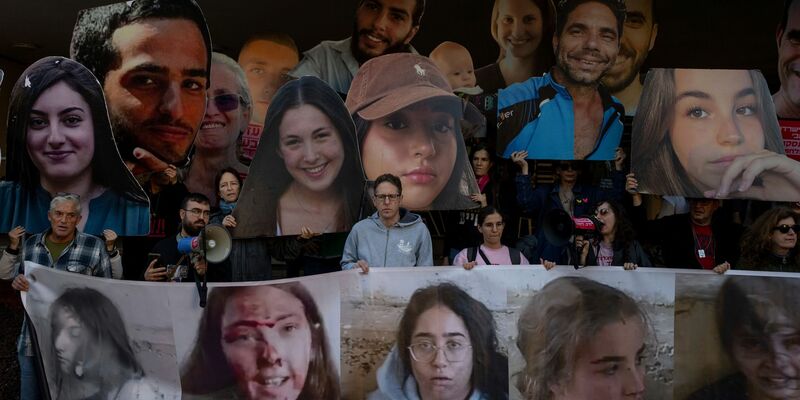 Angehörige der israelischen Geiseln und Unterstützer demonstrieren immer wieder für die Freilassung der Verschleppten. (Archivbild) - Foto: Ohad Zwigenberg/AP/dpa