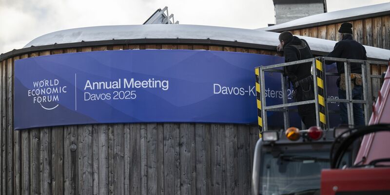 Bewaffnete Kampfjets fliegen beim WEF permanent Patrouille  - Foto: Gian Ehrenzeller/KEYSTONE/dpa