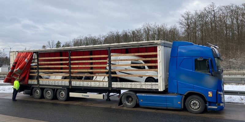 POL-OH: Polizeiautobahnstation Bad Hersfeld stoppt Lkw-Gespann auf der A 4 - Foto: presseportal.de