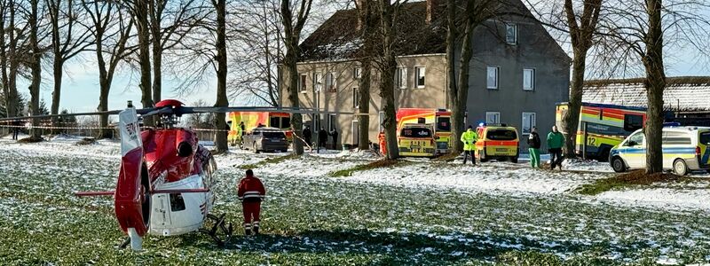 Großeinsatz von Polizei und Rettungskräften nach einem Gewaltverbrechen in Casekow im Nordosten Brandenburgs. - Foto: Oliver Voigt/Märkische Oderzeitung/dpa