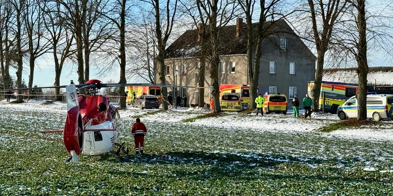 Großeinsatz von Polizei und Rettungskräften nach einem Gewaltverbrechen in Casekow im Nordosten Brandenburgs. - Foto: Oliver Voigt/Märkische Oderzeitung/dpa