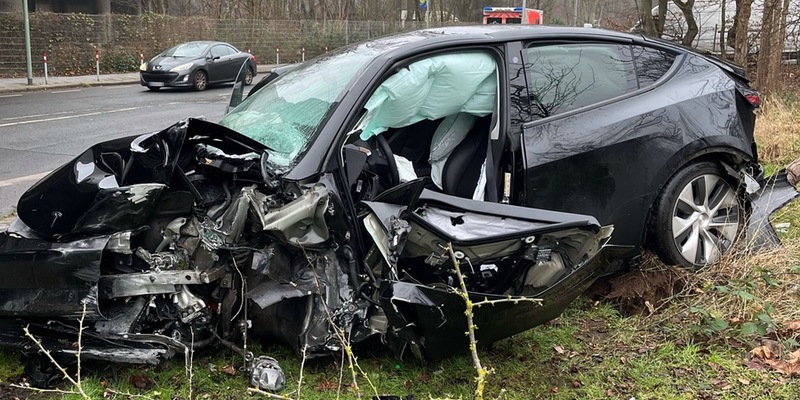 POL-DU: Beeck: Autofahrer hinterlässt Trümmerfeld - Foto: presseportal.de