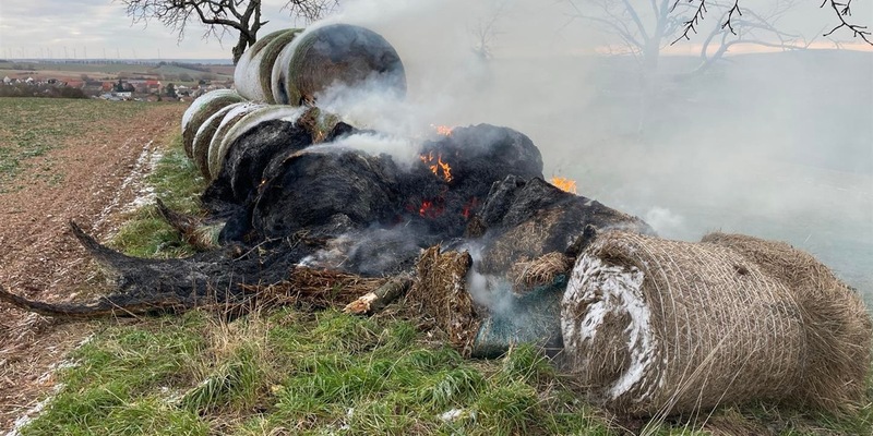 POL-PDKL: 23 Strohballen durch Feuer beschädigt - Foto: presseportal.de