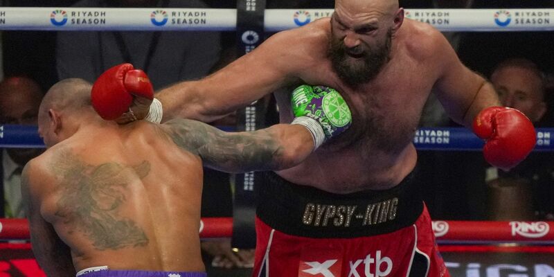 Tyson Fury (r) hat erneut seine Karriere beendet. - Foto: Frank Augstein/AP/dpa