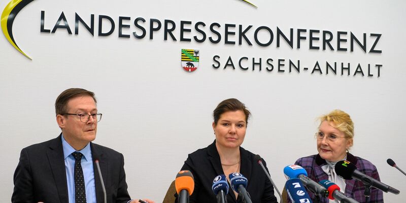 Sachsen-Anhalts Justizministerin (mitte): «Wir stehen mit der Hilfe erst am Anfang.»  - Foto: Klaus-Dietmar Gabbert/dpa