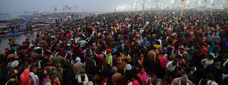 Im Zentrum stehen rituelle Waschungen. - Foto: Prabhat Kumar Verma/ZUMA Press Wire/dpa