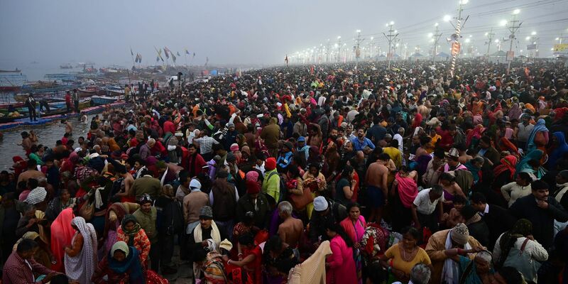 Ein Teilnehmer des Pilgerfests Maha Kumbh Mela spricht ein Gebet, bevor er ein Bad im Fluss nimmt. - Foto: Prabhat Kumar Verma/ZUMA Press Wire/dpa