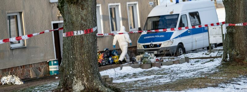 Großeinsatz in einem kleinen Dorf in der Uckermark: Die Polizei muss ein Gewaltverbrechen aufklären. - Foto: Fabian Sommer/dpa