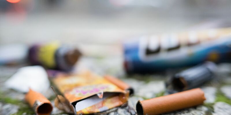 Laut einer neuen Umfrage ist die Mehrheit der Deutschen für ein bundesweites Böllerverbot. (Archivfoto) - Foto: Sebastian Gollnow/dpa