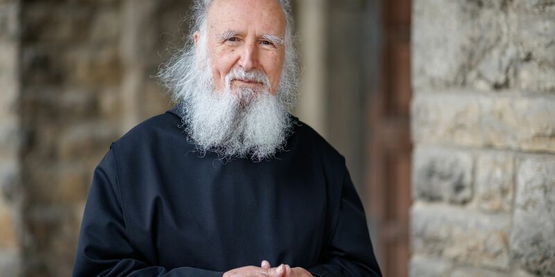 Der Mönch Anselm Grün Anfang Januar 2025 in der Abtei Münsterschwarzach. - Foto: Daniel Karmann/dpa