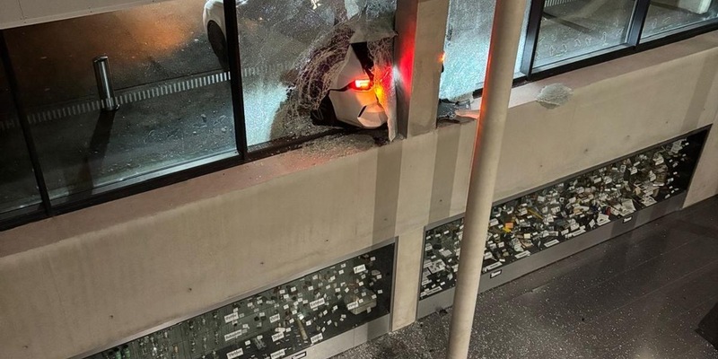 FW Dresden: PKW prallt gegen Glasfassade der TU Dresden - Fahrerin unverletzt - Foto: presseportal.de