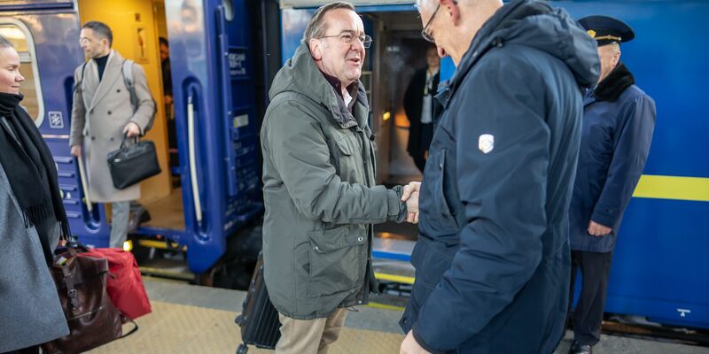 In Kiew traf Verteidigungsminister Pistorius (r) auch seinen ukrainischen Amtskollegen Rustem Umjerow. - Foto: Michael Kappeler/dpa-Pool/dpa