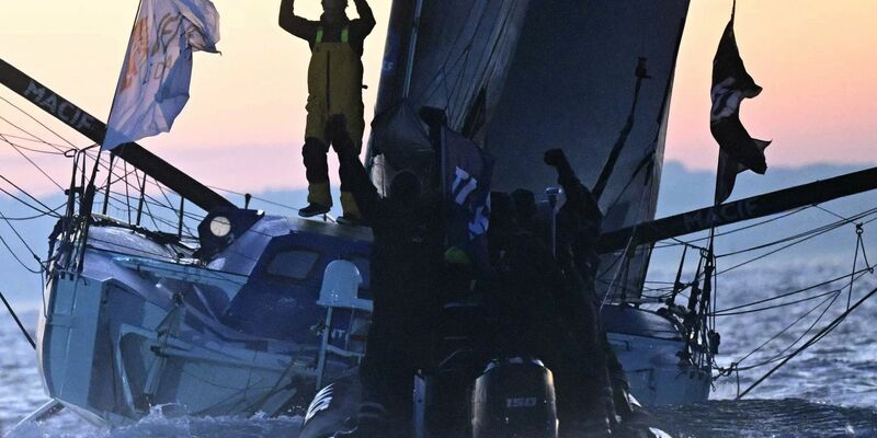 Geschafft: Charlie Dalin bejubelt seinen Sieg. - Foto: Loic Venance/AFP/dpa