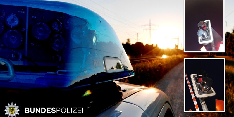 Bundespolizeidirektion München: Vandalismus am Bahnübergang / Zugverkehr beeinträchtigt - Foto: presseportal.de