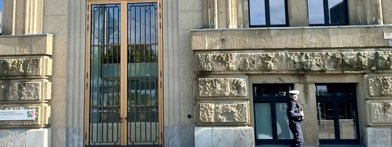 Ein Polizist geht an der Staatskanzlei entlang (Archivfoto) - Foto: Oliver Auster/dpa