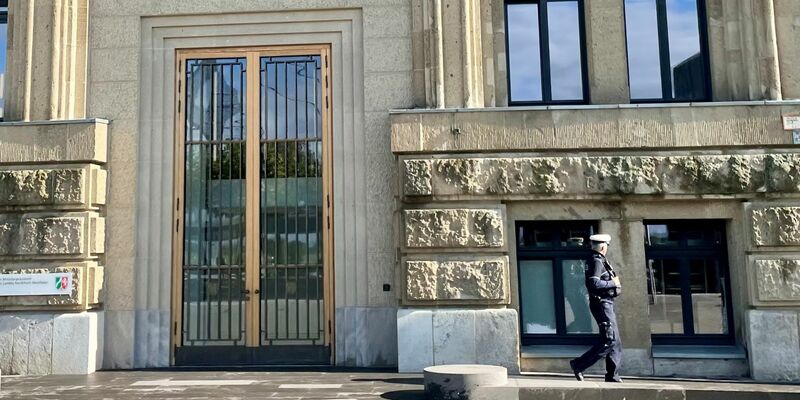 Ein Polizist geht an der Staatskanzlei entlang (Archivfoto) - Foto: Oliver Auster/dpa