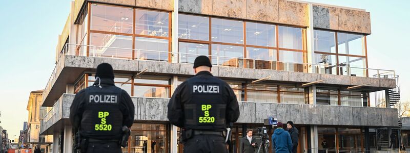 Das Bundesverfassungsgericht gab Bremen im Streit um die Beteiligung an den Polizeikosten für Hochrisikospiele recht. - Foto: Uli Deck/dpa