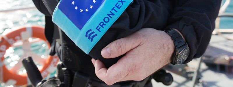 Ein Beamter der EU-Grenzschutzagentur Frontex, die 2024 deutlich weniger unerlaubte Grenzübertritte registriert hat als im Vorjahr. (Archivbild) - Foto: Christian Charisius/dpa