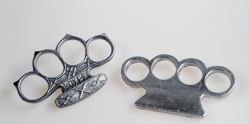 HZA-K: Ein Hundewelpen, zwei Schlagringe und 3.200 Zigaretten / Kölner Zoll vereitelt Schmuggelversuche am Flughafen - Foto: presseportal.de