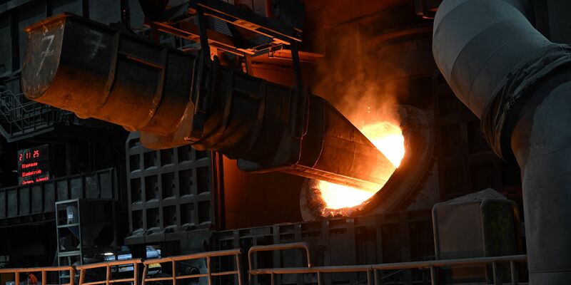 Die Mitglieder der IG Metall bei Thyssenkrupp Steel haben mit großer Mehrheit für einen Sanierungstarifvertrag gestimmt. Er sieht auch massive Lohnkürzungen vor. (Archivbild)  - Foto: Federico Gambarini/dpa