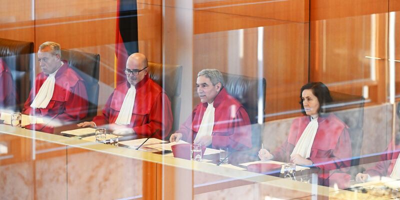 Der Karlsruher Senat hatte im vergangenen April im Streit um die Polizeikosten im Fußball verhandelt. - Foto: Uli Deck/dpa