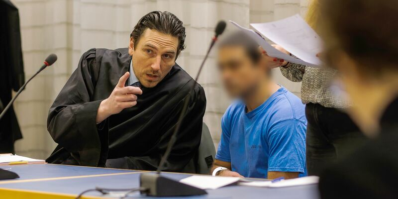 Angeklagter reagiert vor Gericht auf Vorwürfe.  - Foto: Philipp von Ditfurth/dpa