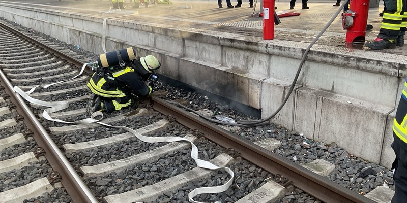 FW-DO: Brennender Unrat sorgt für großes Feuerwehraufgebot am Hauptbahnhof - Foto: presseportal.de