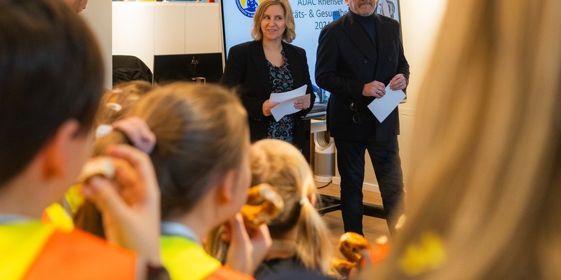 ADAC Rhenser-Mobilitäts- & Gesundheitspreis 2024: Thomas Anders und Katrin Eder zeichnen rheinland-pfälzische Grundschulen aus - Foto: presseportal.de