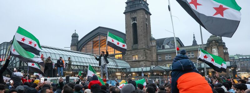 Im Dezember feierten syrische Flüchtlinge in mehreren deutschen Städten den Sturz von Syriens Langzeitmachthaber, Baschar al-Assad. (Archivbild) - Foto: Bodo Marks/dpa