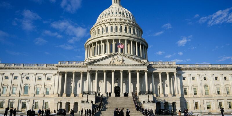 Mitglieder des Militärs marschieren während einer Probe für die bevorstehende Amtseinführung des designierten US-Präsidenten Trump vor dem US-Kapitol. - Foto: Jon Elswick/AP/dpa