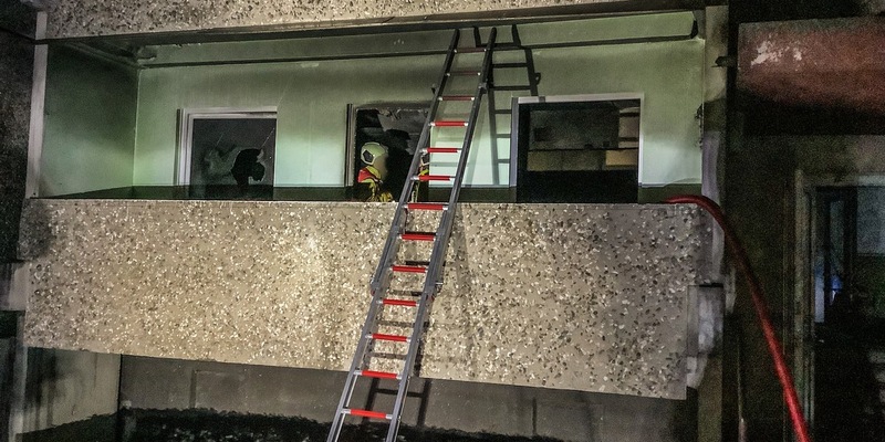 FW Dresden: Wohnungsbrand in Plattenbau: Mehrere Verletzte, darunter zwei Feuerwehrleute - Foto: presseportal.de