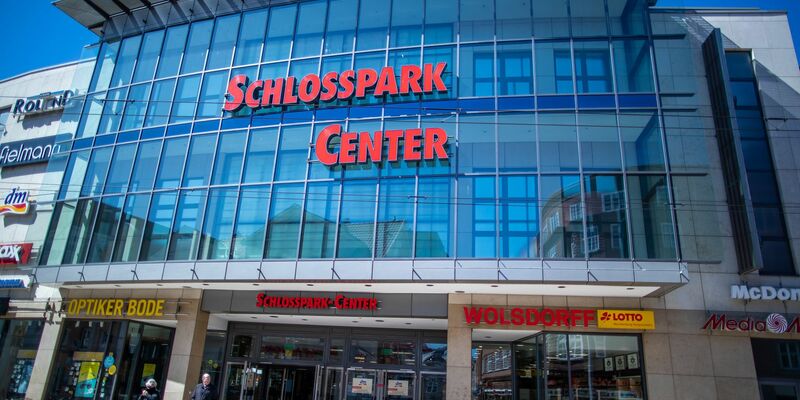 Ein 33-Jähriger stürzt in einem Einkaufszentrum in der Landeshauptstadt aus dem zweiten Obergeschoss in die Tiefe. (Archivbild) - Foto: Jens Büttner/dpa-Zentralbild/dpa