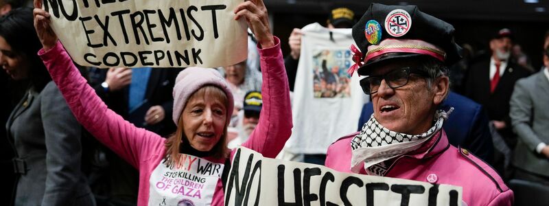 Die Gruppe «Code Pink» gehört zu jenen, die gegen Hegseths Nominierung protestieren. - Foto: Ben Curtis/AP/dpa