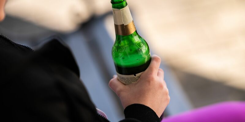 2023 gab es etwas weniger Alkoholsüchtige in Deutschland als noch ein Jahr zuvor. - Foto: Silas Stein/dpa