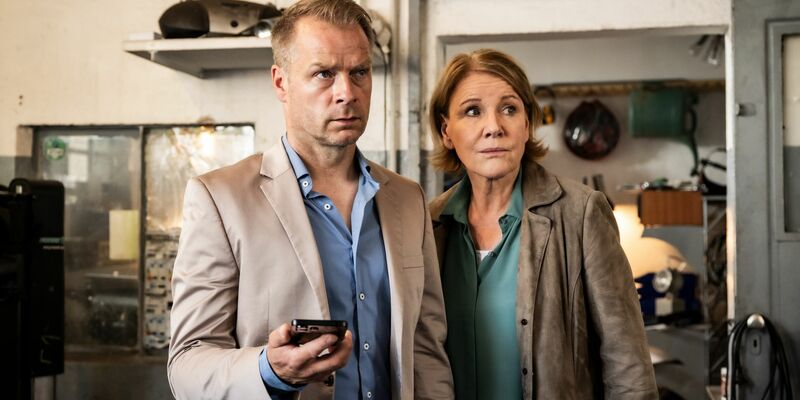 Marie Brand und Jürgen Simmel verfolgen die Ortung eines Handys. - Foto: Martin Valentin Menke/ZDF/dpa