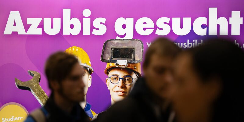 Viele Jugendliche ohne Ausbildungsplatz machen erst einmal ein Betriebspraktikum - trotz Tausender unbesetzter Lehrstellen. - Foto: Sebastian Kahnert/dpa