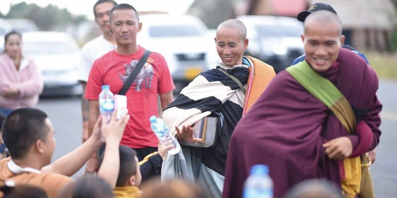 Mehrere der Begleiter von Mönch Thich Minh Tue posten regelmäßig Videoclips von der Reise, die millionenfach geklickt werden. - Foto: Nguyen Thai Tam/privat/dpa