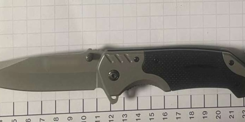 BPOL NRW: Bundespolizei stellt Springmesser in Bauchtasche fest - Foto: presseportal.de